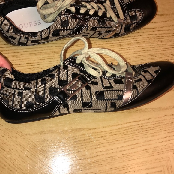 Guess shoes size 7.5 - Picture 2 of 3